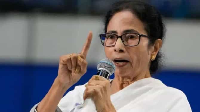 तृणमूल पक्ष काँग्रेसमध्ये विलीन करण्यासाठी वेगवान घडामोडी, ममता बॅनर्जींना मिळणार थेट मल्लिकार्जुन खर्गे यांचं पद?