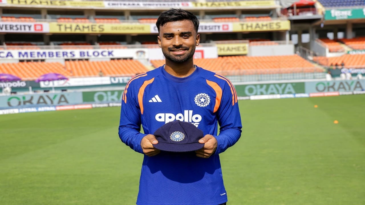 मानव सुथार टीम इंडियाकडून कसोटी पदार्पण करणारा 319वा खेळाडू ठरला आहे. तसेच मानव 2021 नंतर  टीम इंडियाकडून पदार्पण करणारा पहिला स्पिनर ठरला आहे. (Photo Credit : Indian Cricket Team﻿ FB Page)