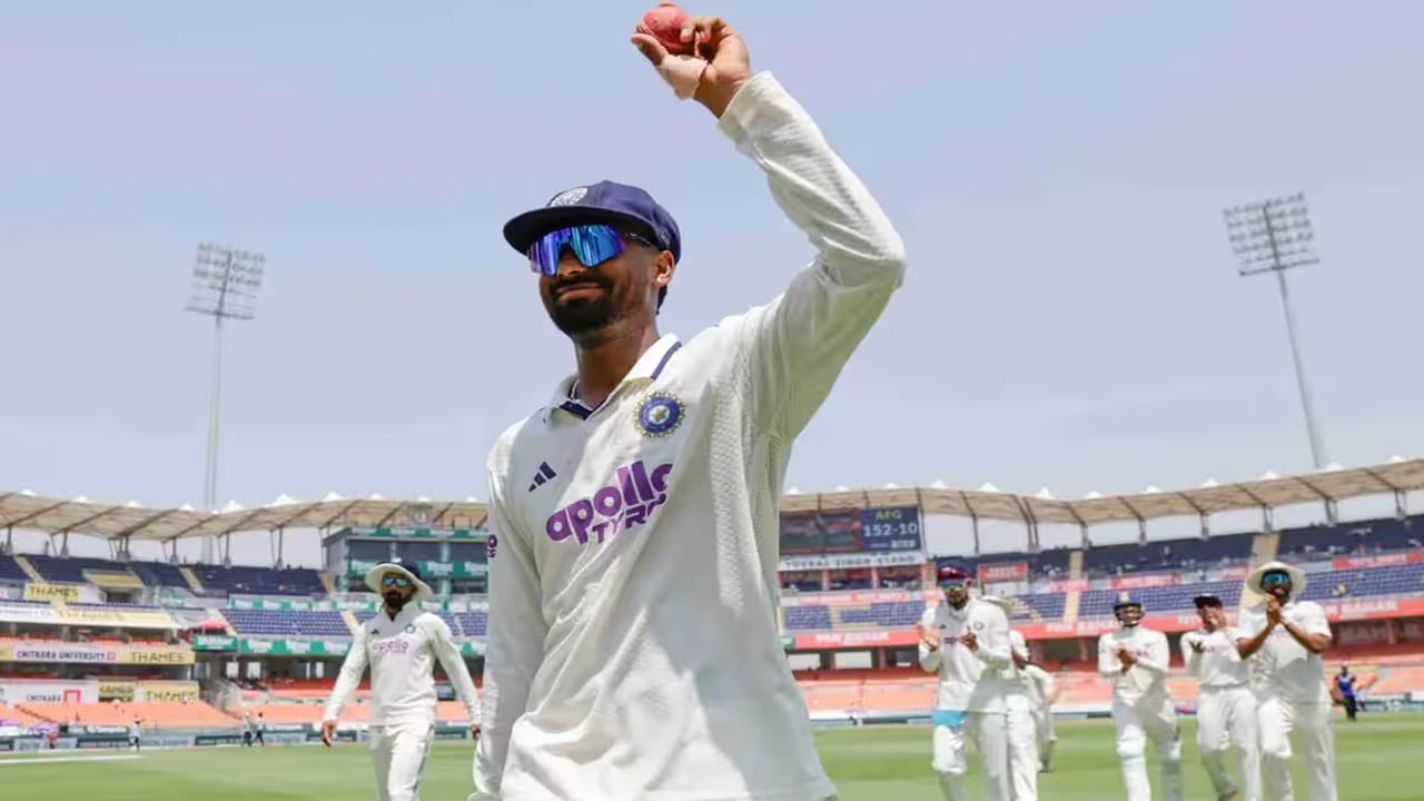 डेब्युटंट मानव सुथार पहिल्याच डावात सर्वोत्तम बॉलिंग करणारा दुसरा भारतीय गोलंदाज ठरला. मानवने पहिल्या डावात 33 धावांच्या मोबदल्यात 6 विकेट्स मिळवल्या. भारतासाठी पदार्पणात नरेंद्र हिरवाणी यांनी सरस कामगिरी केली होती. हिरवाणी यांनी 1988 साली पदार्पणात विंडीज विरुद्ध 61 धावांच्या मोबदल्यात 8 विकेट्स मिळवल्या होत्या. (Photo Credit : Bcci)