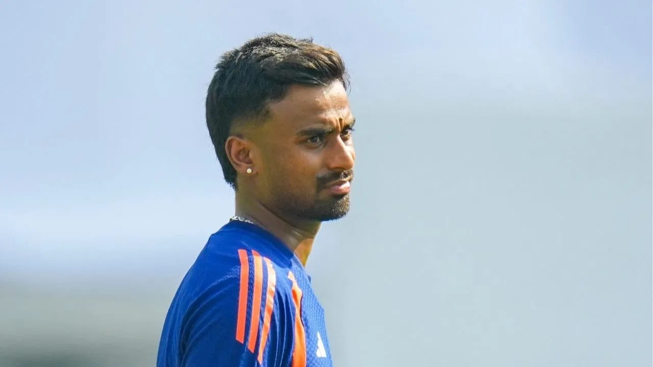 हर्ष दुबेऐवजी मानव सुथार याला एकमेव कसोटीत पदार्पणाची संधी देण्यात आली. मानवने त्याच्या कारकीर्दीतील चौथ्या बॉलवर अब्दुल मलिक याला आऊट करत पहिलीवहिली विकेट मिळवली. (Photo Credit : PTI)