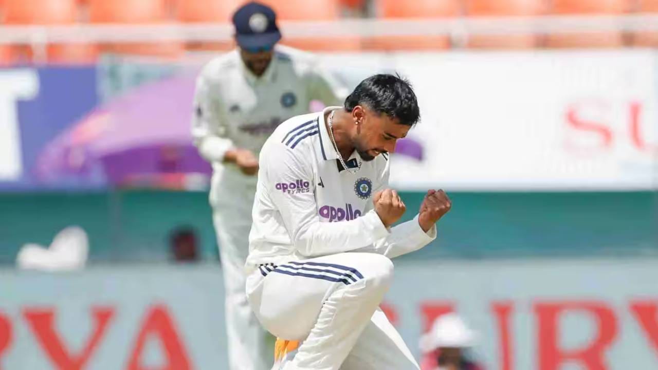देशांतर्गत क्रिकेटमध्येही उत्कृष्ट कामगिरी केलेल्या मानव सुथारने आतापर्यंत खेळलेल्या 29 प्रथम-श्रेणी सामन्यांमध्ये 129 बळी घेतले आहेत. 23 वर्षीय खेळाडूची काउंटी क्रिकेट खेळण्याची ही पहिलीच वेळ असेल. या निर्णयाची घोषणा करताना वॉरविकशायरने म्हटले की, "वॉरविकशायर काउंटी क्रिकेट क्लबला मानव सुथारसोबत अल्प-मुदतीच्या करारावर स्वाक्षरी केल्याची घोषणा करताना आनंद होत आहे." (Photo: BCCI)