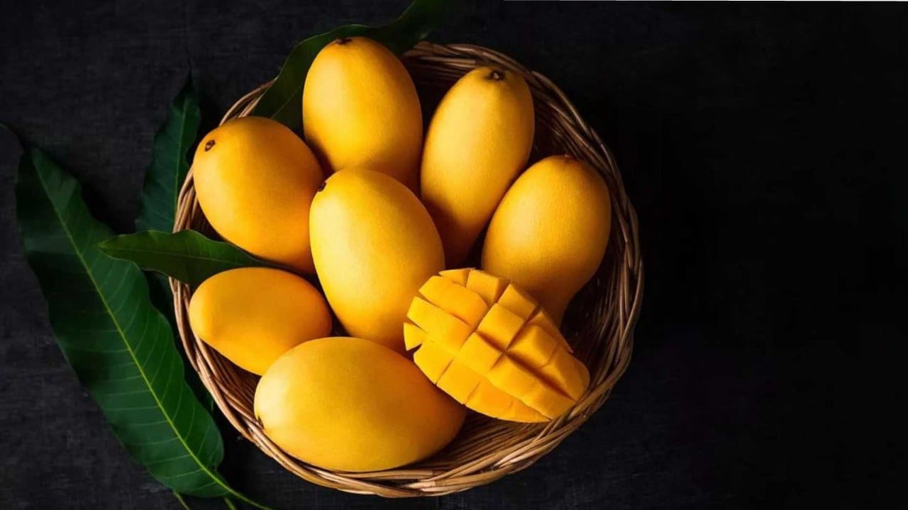 आंब्याला फळांचा राजा म्हणतात.आंबा हा अतिशय सुमधूर लागतो.त्यात अनेक पोषक तत्वे देखील असतात.मात्र, आंबा हा साठवून ठेवता येत नसल्याने तो केवळ उन्हाळ्याचे दोन ते तीन महिनेच मिळतो.