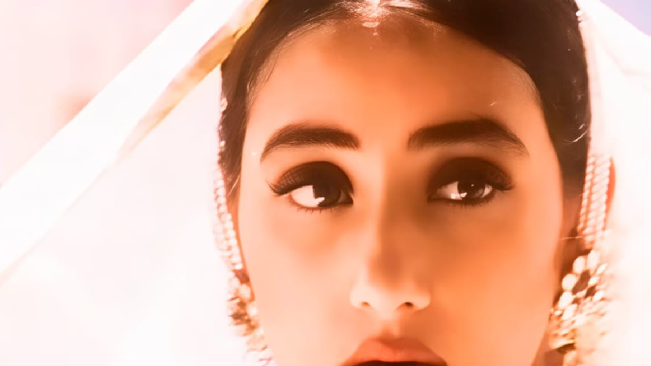 पहिल्या नजरेतील प्रेम आणि न बोलताही भावना व्यक्त होण्याचा सुंदर अनुभव या गाण्यातून मांडण्यात आला आहे. सुमारे 6 मिनिटांचे हे गाणे आजही संगीतप्रेमींमध्ये तितकेच लोकप्रिय आहे.
