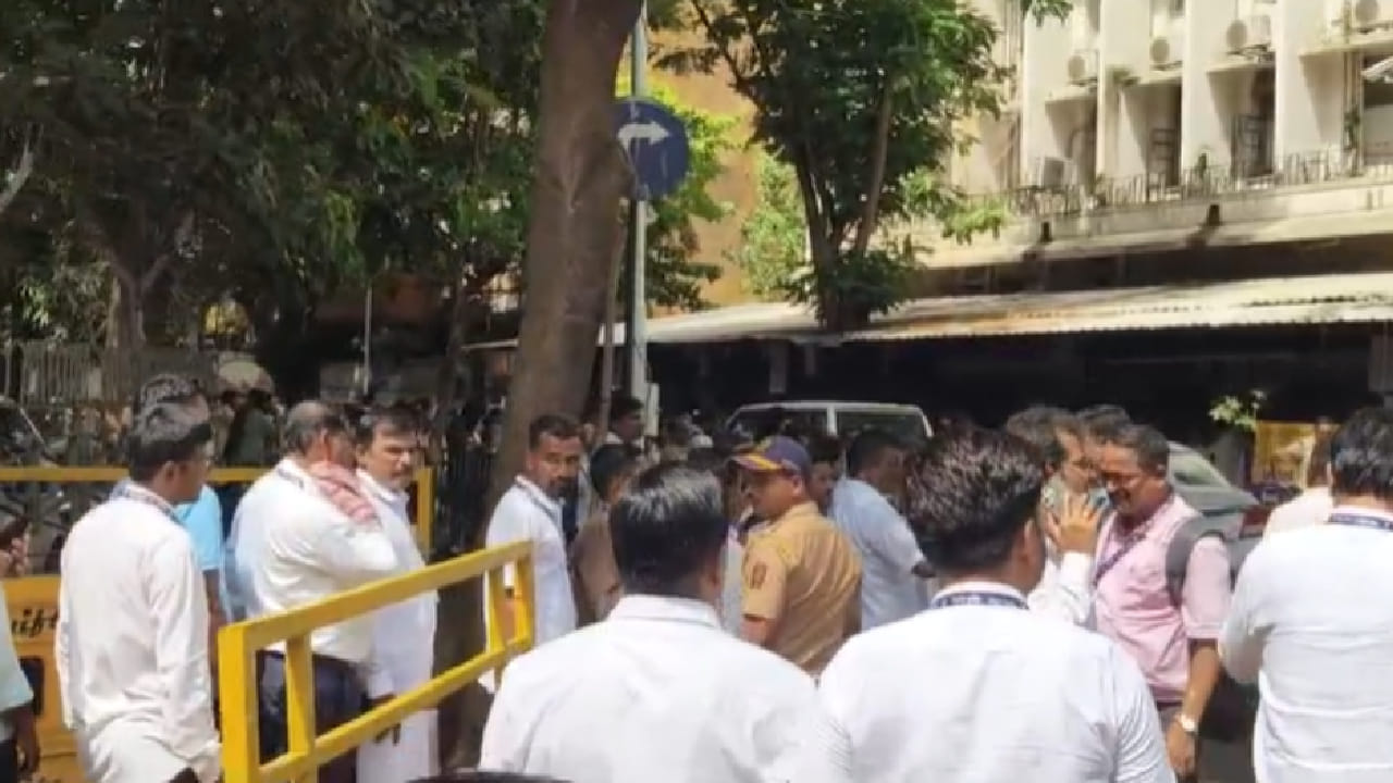 त्यामुळे अनेकांना मंत्रालयाच्या प्रवेशद्वाराबाहेर बराच वेळ थांबावे लागत आहे. विविध शासकीय विभागांशी संबंधित प्रलंबित कामे, लोकप्रतिनिधींना भेटणे, निवेदने सादर करणे तसेच स्थानिक प्रश्न मांडण्यासाठी मोठ्या संख्येने नागरिक मंत्रालयात येत असतात. 