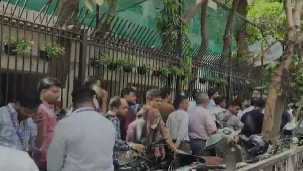 राज्य मंत्रिमंडळाची महत्त्वाची बैठक आज मंत्रालयात आयोजित करण्यात आल्याने राज्याच्या विविध भागांतून आलेल्या नागरिकांची मंत्रालय परिसरात मोठी गर्दी झाली आहे.