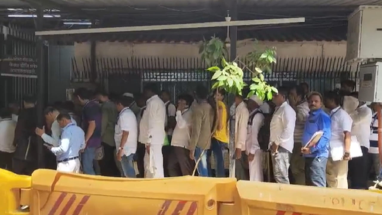 याच कारणामुळे आज सकाळपासून मंत्रालय परिसरात गर्दी वाढल्याचे दिसून आले. दरम्यान, सुरक्षेच्या दृष्टीने मंत्रालयाच्या गार्डन गेट परिसरात पोलिसांचा मोठा बंदोबस्त तैनात करण्यात आला आहे. 