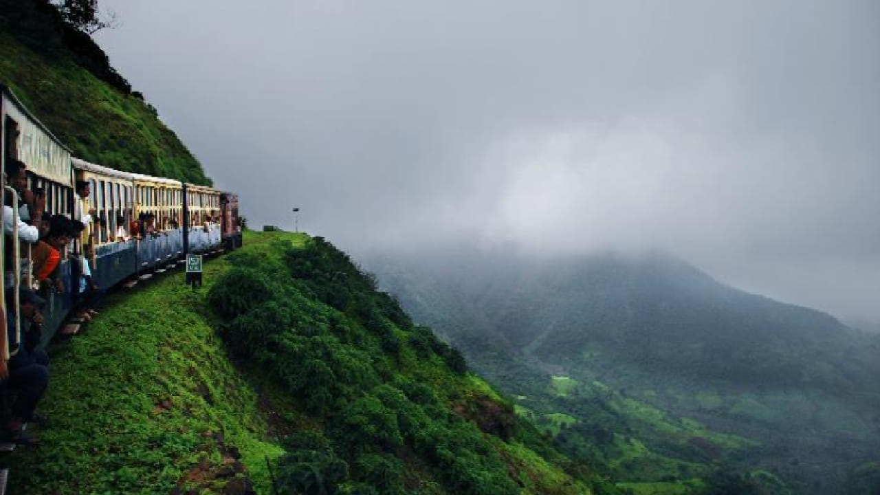 माथेरान हे हिरव्यागार परिसरासाठी आणि मनमोहक धबधब्यांसाठी प्रसिद्ध आहे. येथील विविध ठिकाणांवरून दिसणारे डोंगर-दऱ्यांचे दृश्य पर्यटकांना भुरळ घालते. पावसाळ्यात परिसरातील धबधबे आणि ओसंडून वाहणारे झरे निसर्गप्रेमींसाठी खास आकर्षण ठरतात.
