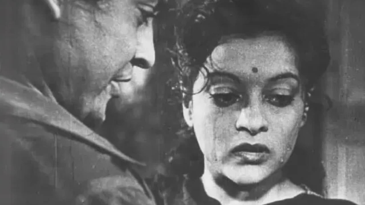 या चित्रपटात त्यांच्यासोबत अभिनेते व दिग्दर्शक मास्टर विनायक प्रमुख भूमिकेत होते. ब्रह्मचर्य संकल्पनेवर विनोदी भाष्य करणारा हा चित्रपट मोठा हिट ठरला आणि मीनाक्षी शिरोडकर रातोरात लोकप्रिय झाल्या.