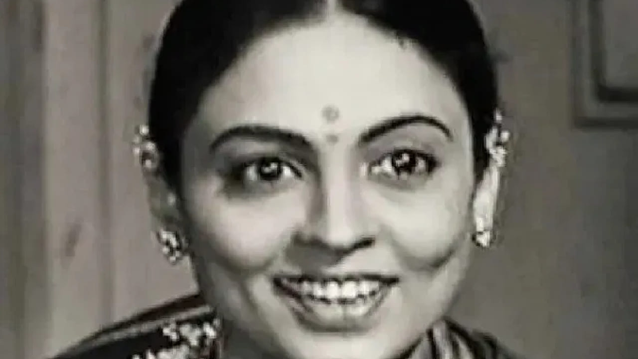 त्या काळात देशात ब्रिटिश राजवट होती आणि समाज अत्यंत पारंपरिक विचारसरणीचा होता. अशा परिस्थितीत चित्रपटातील एका गाण्यात मीनाक्षी शिरोडकर स्विमसूट घालून पाण्यातून बाहेर येताना दिसल्या. हा प्रसंग त्या काळातील प्रेक्षकांसाठी अत्यंत धक्कादायक आणि चर्चेचा विषय ठरला.