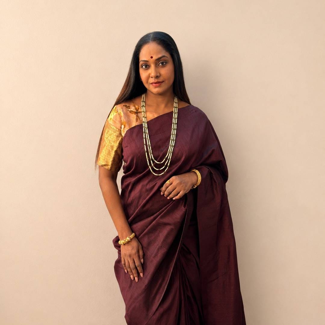यशस्वी उद्योजिका, समाजसेविका आणि आदर्श नेता म्हणून ओळखली जाणारी विक्रांतिका प्रत्यक्षात सत्तेचे खेळ पडद्यामागून खेळणारी एक कुशल रणनीतीकार आहे. तिच्या एका फोनवर निर्णय बदलतात आणि अनेकांचं भविष्य नव्याने लिहिलं जाते. राजकारणी, वरिष्ठ अधिकारी, बिल्डर्स आणि उद्योगपती तिच्याशी संबंध जपण्यातच आपलं हित मानतात.