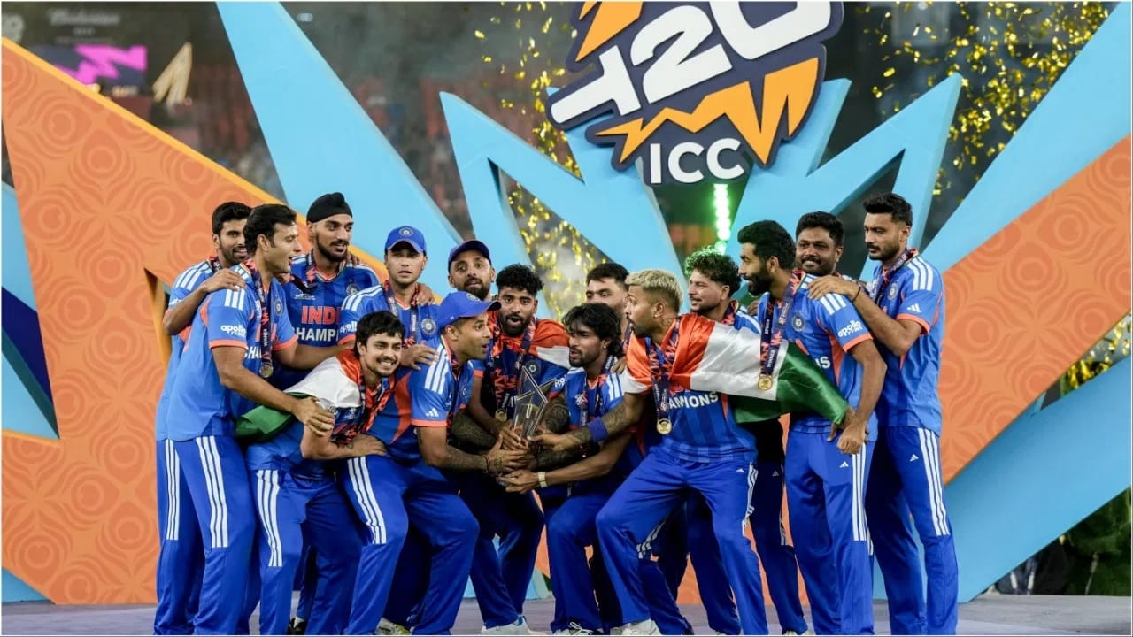 त्यानंतर मेन्स टी 20i वर्ल्ड कप 2026 स्पर्धेतही दक्षिण आफ्रिकेने भारताला पहिल्यांदा पराभूत केलं. मात्र त्यानंतर टीम इंडियाने सूर्यकुमार यादव याच्या नेतृत्वात वर्ल्ड कप जिंकल्याचं क्रिकेट विश्वाला माहित आहे. (Photo Credit : Tv9 Bharatvarsh)