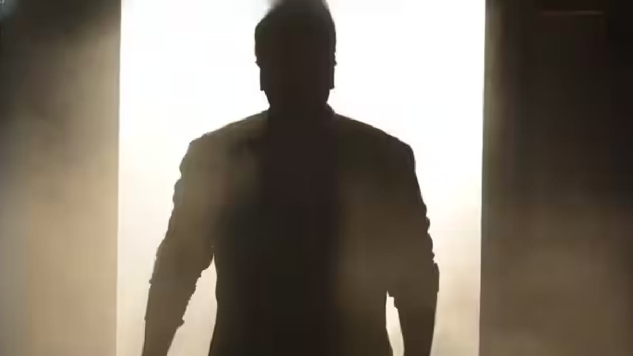 बॉलिवूडमध्ये यश आणि अपयश हे प्रत्येक कलाकाराच्या कारकिर्दीचा अविभाज्य भाग आहे. अनेक कलाकारांनी त्यांच्या आयुष्यात यशाची शिखरे गाठली, तर काहींना अपयशालाही सामोरे जावे लागले.