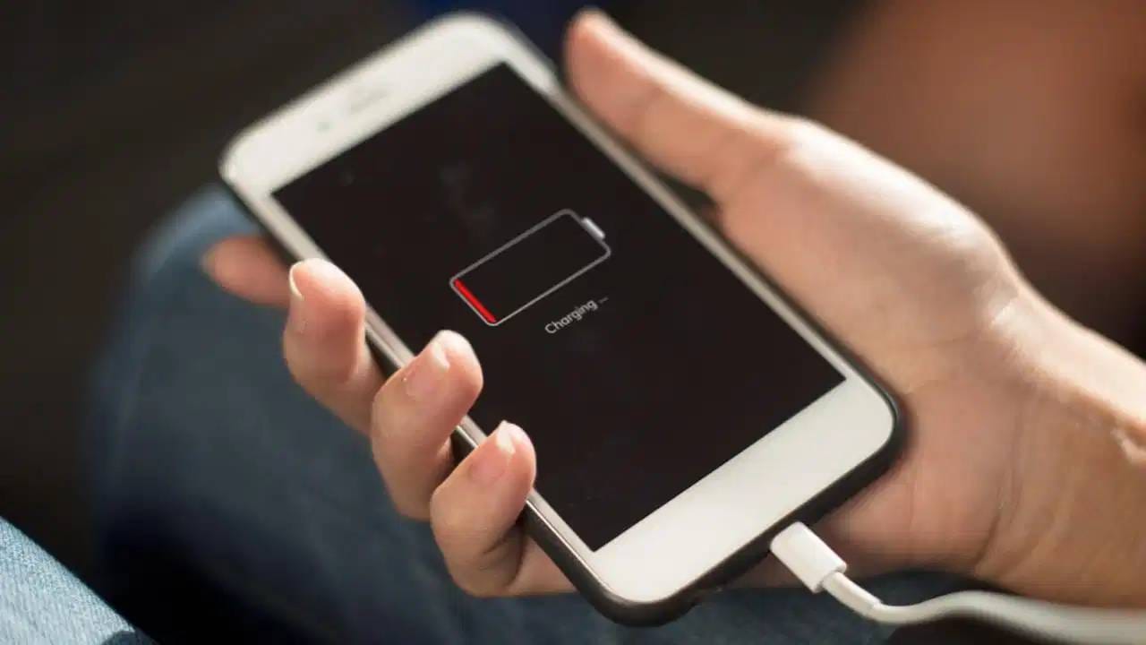 Mobile Data vs Wi-Fi: तुमच्या फोन बॅटरीचा सर्वाधिक वापर कधी होतो? चार्जिंग झटपट कधी संपते? जाणून घ्या Mobile Data vs Wi-Fi: तुमच्या फोन बॅटरीचा सर्वाधिक वापर कधी होतो? चार्जिंग झटपट कधी संपते? जाणून घ्या