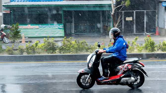 Monsoon Bike Care: पावसाळा सुरू होण्यापूर्वीच उरकून घ्या बाईकची ही महत्त्वाची कामे, नाहीतर रस्त्यात व्हावे लागेल त्रस्त
