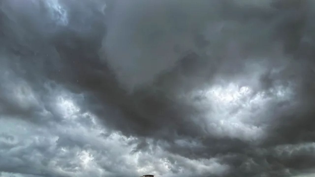 सूर्य उगवलाच नाही, सलग दुसऱ्या दिवशी मुंबईसह महाराष्ट्राला झोडपलं, पुढच्या 3 तासांत… सूर्य उगवलाच नाही, सलग दुसऱ्या दिवशी मुंबईसह महाराष्ट्राला झोडपलं, पुढच्या 3 तासांत…
