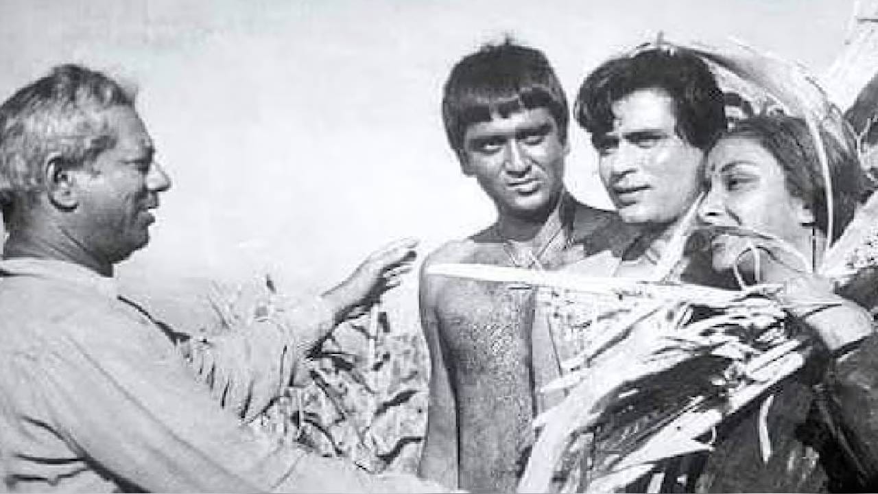 हा चित्रपट 1957 साली प्रदर्शित झाला होता. या चित्रपटाचे नाव 'मदर इंडिया' आहे. चित्रपटाने कमाईच्या बाबतीत बॉक्स ऑफिसवर इतिहास रचला होता. या चित्रपटाचा रेकॉर्ड आजही कोणता चित्रपट मोडू शकलेला नाही. हा चित्रपट 'कल्ट' आणि 'ब्लॉकबस्टर' ठरला होता. 'मदर इंडिया' हा चित्रपट 69 वर्षांपूर्वी आला होता. हा चित्रपट नर्गिस यांच्या करिअरमधील सर्वोत्कृष्ट चित्रपट ठरला आहे.