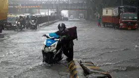 मुंबईकरांसाठी रात्र धोक्याची, मुसळधार पावसाचा इशारा.