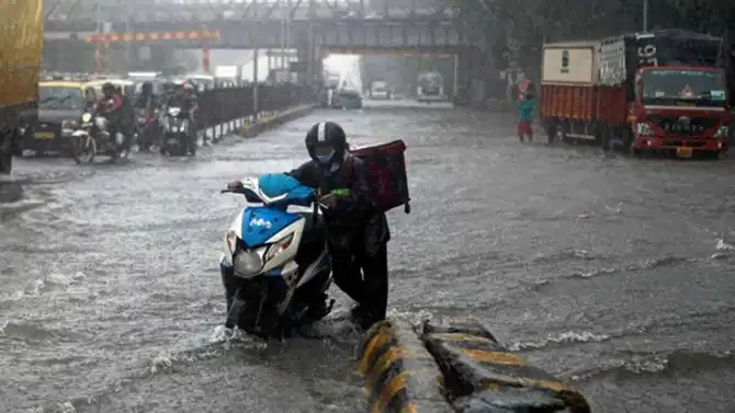 Weather Update : मुंबईकरांसाठी रात्र धोक्याची, मुसळधार पावसाचा इशारा; जुलैच्या पहिल्या आठवड्याचा अंदाज आला