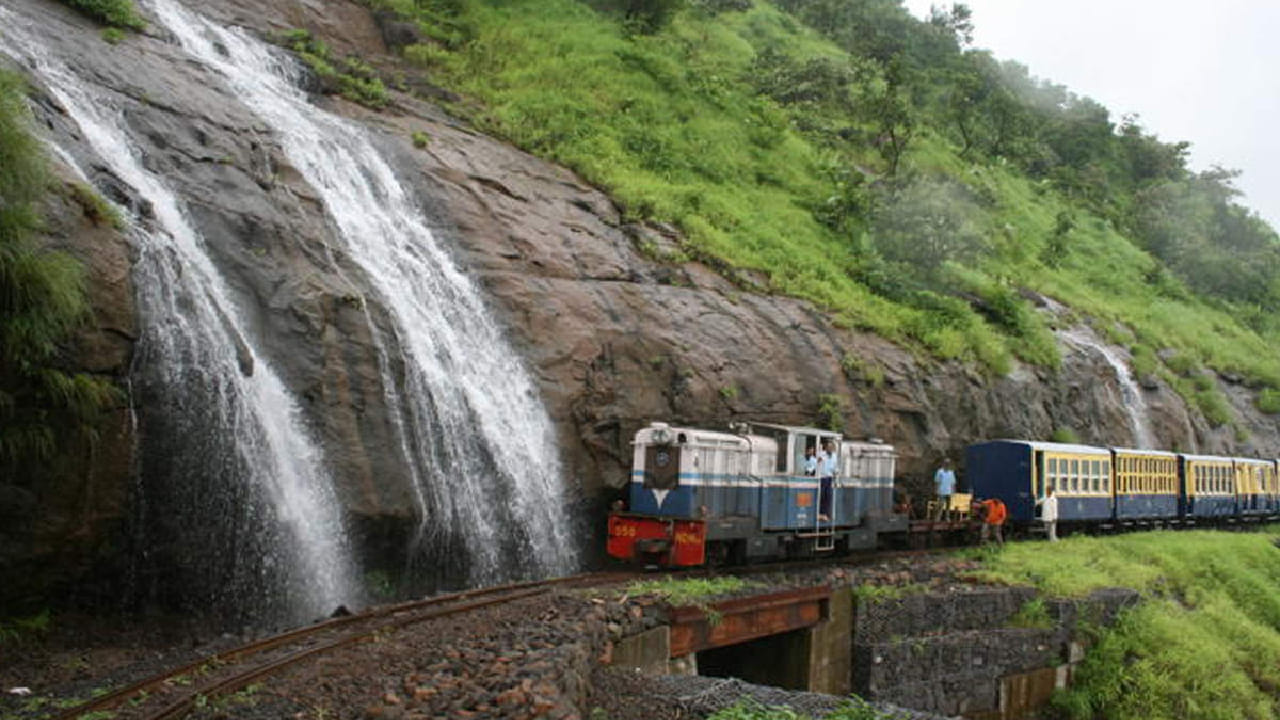 माथेरानमध्ये अनेकदा ढग इतके खाली उतरतात की संपूर्ण परिसर धुक्याच्या चादरीत हरवून जातो. त्यामुळे पर्यटकांना जणू काही स्वर्गीय वातावरणाचा अनुभव मिळतो. याच कारणामुळे देशातीलच नाही तर परदेशी पर्यटकही मोठ्या संख्येने येथे भेट देतात.