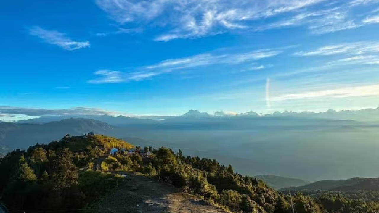 माथेरान हे महाराष्ट्रातील रायगड जिल्ह्यात पश्चिम घाटाच्या कुशीत वसलेले एक प्रसिद्ध हिल स्टेशन आहे. समुद्रसपाटीपासून सुमारे 2,625 फूट उंचीवर असलेल्या या ठिकाणाला महाराष्ट्रातील सर्वाधिक लोकप्रिय पर्यटनस्थळांपैकी एक मानले जाते.