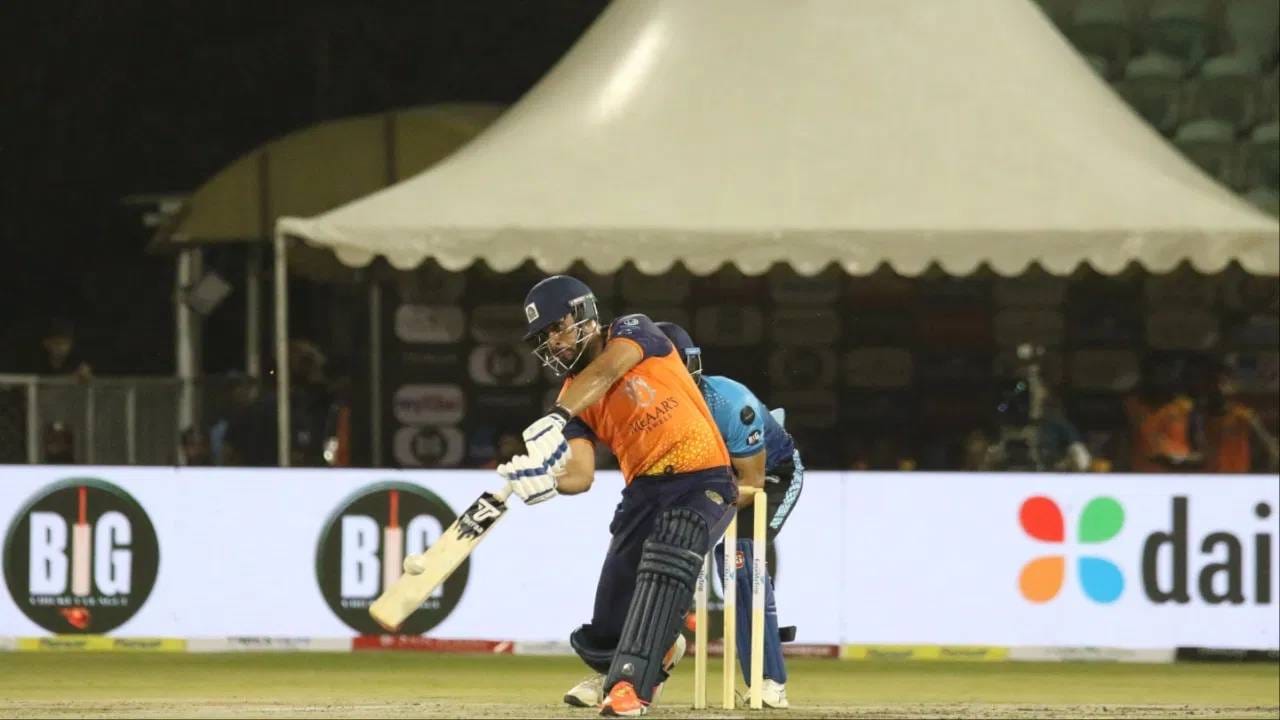 मुंबई मरीन्स आणि गुजरात डायमंड्स यांच्यातील हा सामना 4 जून रोजी ग्रेटर नोएडाच्या स्पोर्ट्स कॉम्प्लेक्स मैदानात खेळला गेला. या सामन्यात गुजरात डायमंड्सने प्रथम फलंदाजी करातना 15 षटकात 5 गडी गमवून 141 धावा केल्या. गुजरात डायमंड्सकडून अनुज चौधीने 46 धावांची खेळी केली. 