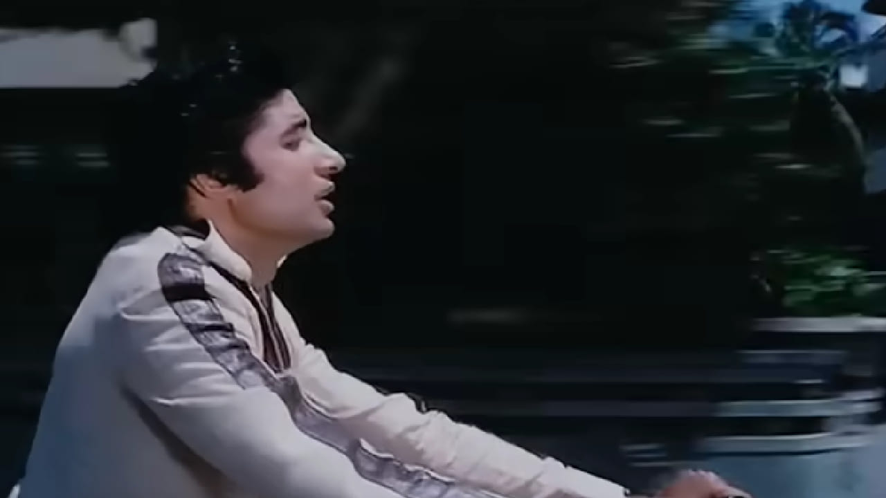 या चित्रपटातील ‘ओ साथी रे, तेरे बिना भी क्या जीना’ हे गाणे विशेष लोकप्रिय ठरले. चित्रपटाची कथा एकतर्फी आणि अपूर्ण प्रेमाभोवती फिरते. सिकंदर (अमिताभ बच्चन) राखीवर प्रेम करतो, पण आपल्या भावना व्यक्त करू शकत नाही.