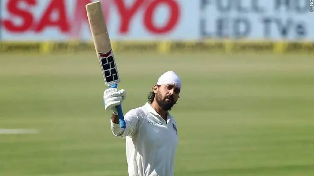 धवन व्यतिरिक्त माजी फलंदाज मुरली विजय यानेही या सामन्यात शतक ठोकलं होतं. मुरलीने 105 धावा केल्या होत्या. मुरलीने या खेळीत 15 चौकार आणि 1 षटकार लगावला होता. अफगाणिस्तान  विरुद्ध धवन आणि विजय या दोघांनीच शतक झळकावलं आहे. (Photo Credit : Bcci Photo)