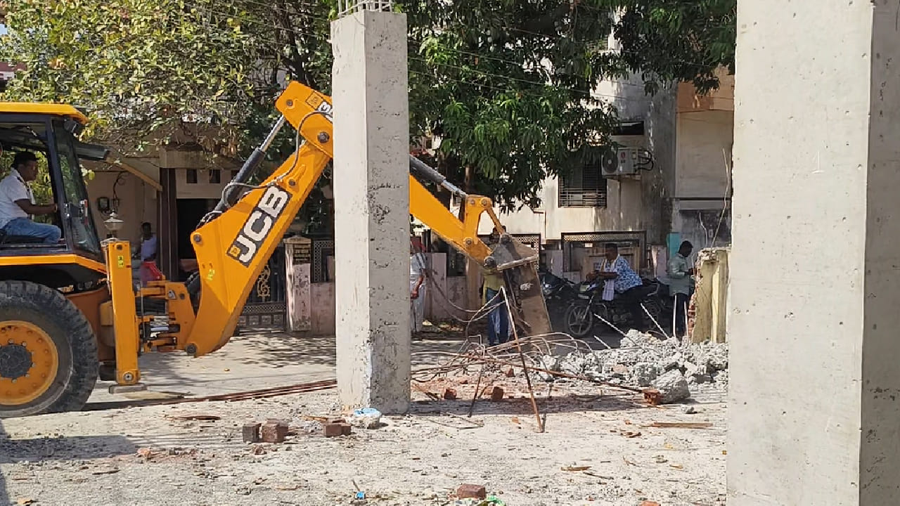गेल्या काही नगरपालिकेच्या नोटीसनंतर संबंधितांकडून स्वतःहून हे बांधकाम पाडण्यास सुरुवात करण्यात आली असून सध्या या कारवाईची शहरात मोठी चर्चा सुरू आहे. नीट पेपरफुटी प्रकरणाचा तपास सुरू असताना पी. व्ही. कुलकर्णी यांची बीडमध्ये मोठी मालमत्ता असल्याचे समोर आले होते. दिवसांपासून देशभरात गाजलेल्या नीट (NEET) पेपरफुटी प्रकरणातील मुख्य सूत्रधार म्हणून नाव समोर आलेल्या पी. व्ही. कुलकर्णी यांच्या बीडमधील अनधिकृत बांधकामावर अखेर बुलडोझर चालविण्यात आला आहे. 