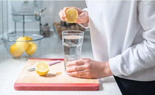 काही लोक लिंबू पाणी हे पेय चांगले आणि चविष्ट व्हावे यासाठी काळं मिठ टाकतात. काही लोक या पेयात जिऱ्याची पूडही टाकतात. या वस्तू लिंबू-पाण्यात टाकल्या तर त्याचा शरीराला फायदा होतो. परंतु लिंबू-पाणी गोड लागावे म्हणून तुम्ही त्यात साखर मिसळत असाल तर ते खूपच धोकादायक आहे.