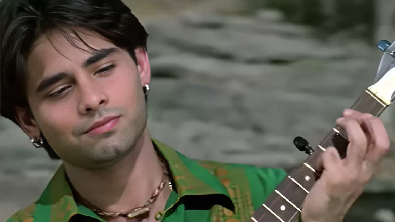 त्यानंतर 2002 मध्ये प्रदर्शित झालेल्या 'तुमसे अच्छा कौन है' या चित्रपटातून त्याला मोठा ब्रेक मिळाला. किम शर्मा आणि आरती छाबडिया यांच्यासोबतच्या या चित्रपटातील त्याच्या अभिनयाचे आणि रोमँटिक अंदाजाचे प्रेक्षकांनी भरभरून कौतुक केले.