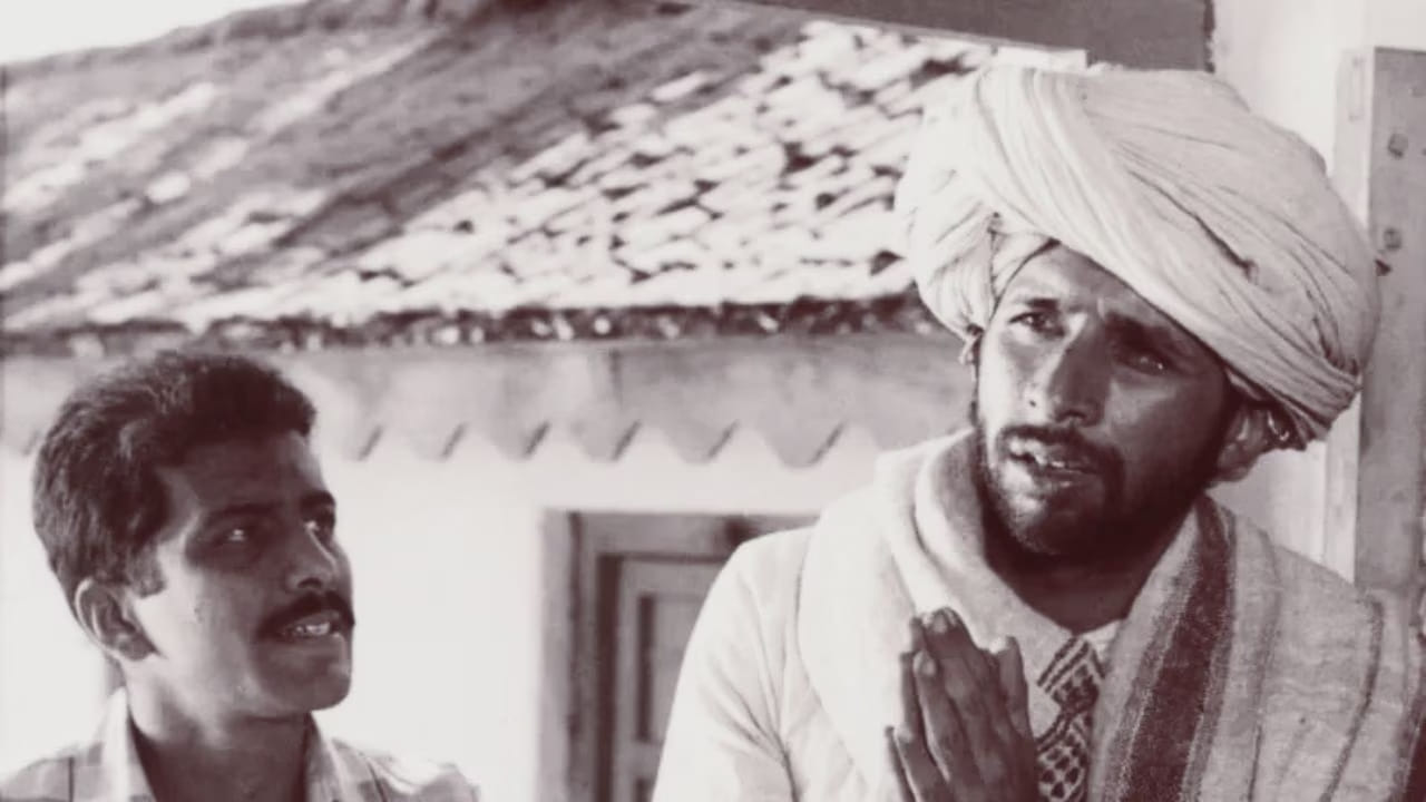 विशेष म्हणजे, हा चित्रपट कोणत्याही मोठ्या निर्मात्याने किंवा स्टुडिओने आर्थिक मदत करून तयार केला नव्हता. गुजरातमधील तब्बल पाच लाख दूध उत्पादक शेतकऱ्यांनी प्रत्येकी दोन रुपये देऊन या चित्रपटाच्या निर्मितीस हातभार लावला होता.