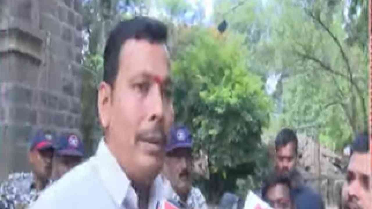 Nashik Vidhan Parishad Election : नाशिकमध्ये मतमोजणी केंद्रावर धक्काबुक्की, शिवीगाळ, दराडे-गीते आमने-सामने Nashik Vidhan Parishad Election : नाशिकमध्ये मतमोजणी केंद्रावर धक्काबुक्की, शिवीगाळ, दराडे-गीते आमने-सामने