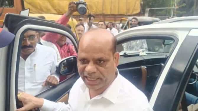 नाशिकमध्ये मोठा राडा, महायुतीचे उमेदवार नरेंद्र दराडेंचा थेट शिवीगाळ, गोकुळ गीते यांच्या..