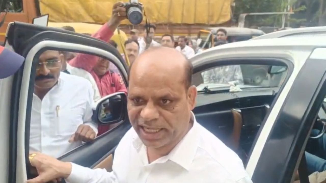 नाशिकमध्ये मोठा राडा, महायुतीचे उमेदवार नरेंद्र दराडेंचा थेट शिवीगाळ, गोकुळ गीते यांच्या.. नाशिकमध्ये मोठा राडा, महायुतीचे उमेदवार नरेंद्र दराडेंचा थेट शिवीगाळ, गोकुळ गीते यांच्या..