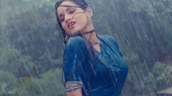80 आणि 90 च्या दशकात हिंदी चित्रपटसृष्टीत आपल्या सौंदर्याने आणि अभिनयाने प्रेक्षकांच्या मनावर अधिराज्य गाजवणाऱ्या नीलम कोठारी यांचे वैयक्तिक आयुष्यही एखाद्या चित्रपटाच्या कथेसारखेच रंजक राहिले आहे. हाँगकाँगमध्ये वास्तव्यास असलेल्या नीलम यांचा चित्रपटसृष्टीत येण्याचा कोणताही विचार नव्हता.