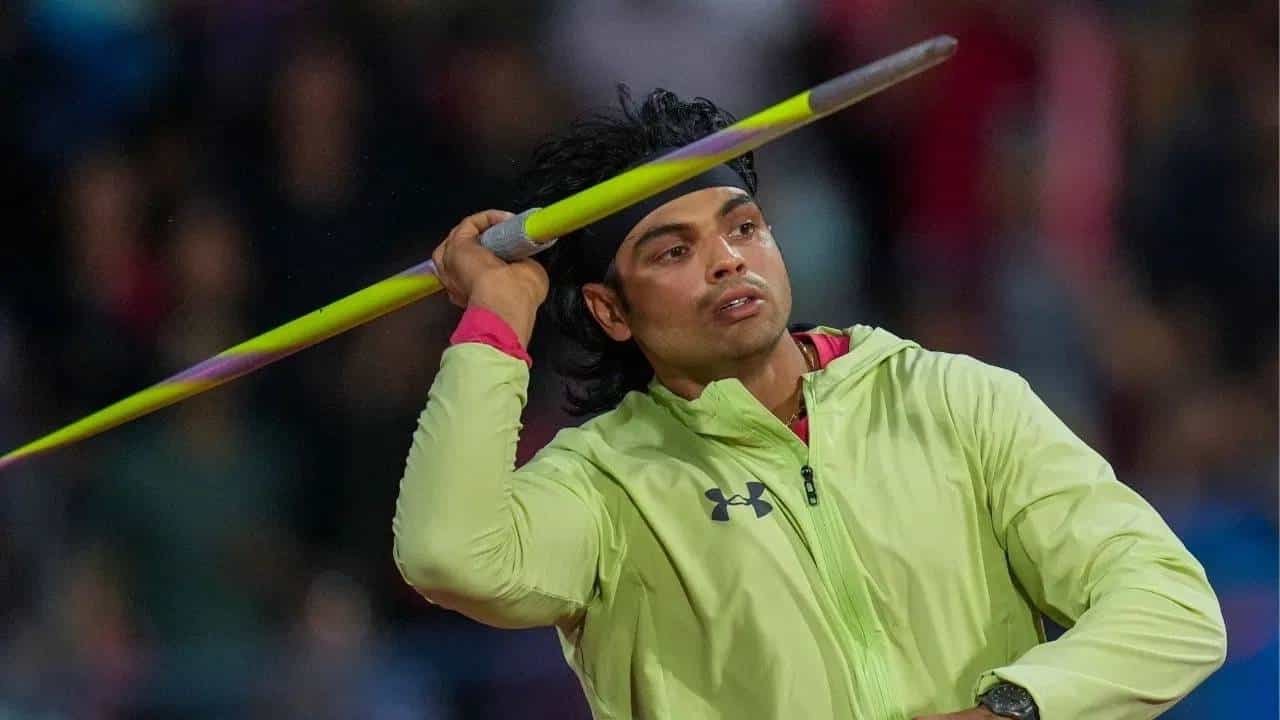 भारताचा गोल्डन बॉय आणि दोन वेळा ऑलिम्पिक पदक विजेता ठरलेला नीरज चोप्रा गेल्या वर्षभरापासून मैदानापासून दूर होता. आता 2026 च्या एथलेटिक्स पर्वाला सुरुवात करण्यास सज्ज झाला आहे. पाठिच्या दुखापतीमुळे काही आठवडे खेळापासून दूर होता. स्वित्झर्लंडमधील ऑलिम्पिक सेंटरमध्ये पुनर्वसन केल्यानंतर नीरज आता डायमंड लीग स्पर्धेत खेळण्यास सज्ज झाला आहे. (Photo: PTI)