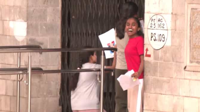 अन् गेट बंद झाला, NEET परीक्षेचं स्वप्न राहिलं अधुरं, 60 सेकंद उशीर झाल्याने विद्यार्थ्यांनी फोडला हंबरडा!