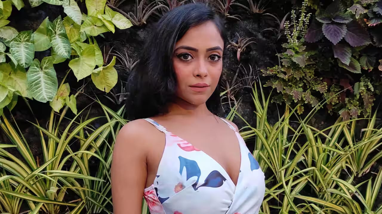 मुलाखतीदरम्यान नेहलने दावा केला की शोमधील काही टास्क अतिशय विचित्र स्वरूपाचे होते. एका टास्कमध्ये मुलांच्या डोळ्यांवर पट्टी बांधून त्यांच्या हातांना बेड्या घालण्यात आल्या होत्या. त्यानंतर त्यांना वेगवेगळ्या मुलींना किस करायला सांगितले गेले आणि नंतर कोणत्या मुलीने किस केले हे ओळखण्याचे आव्हान देण्यात आले होते.