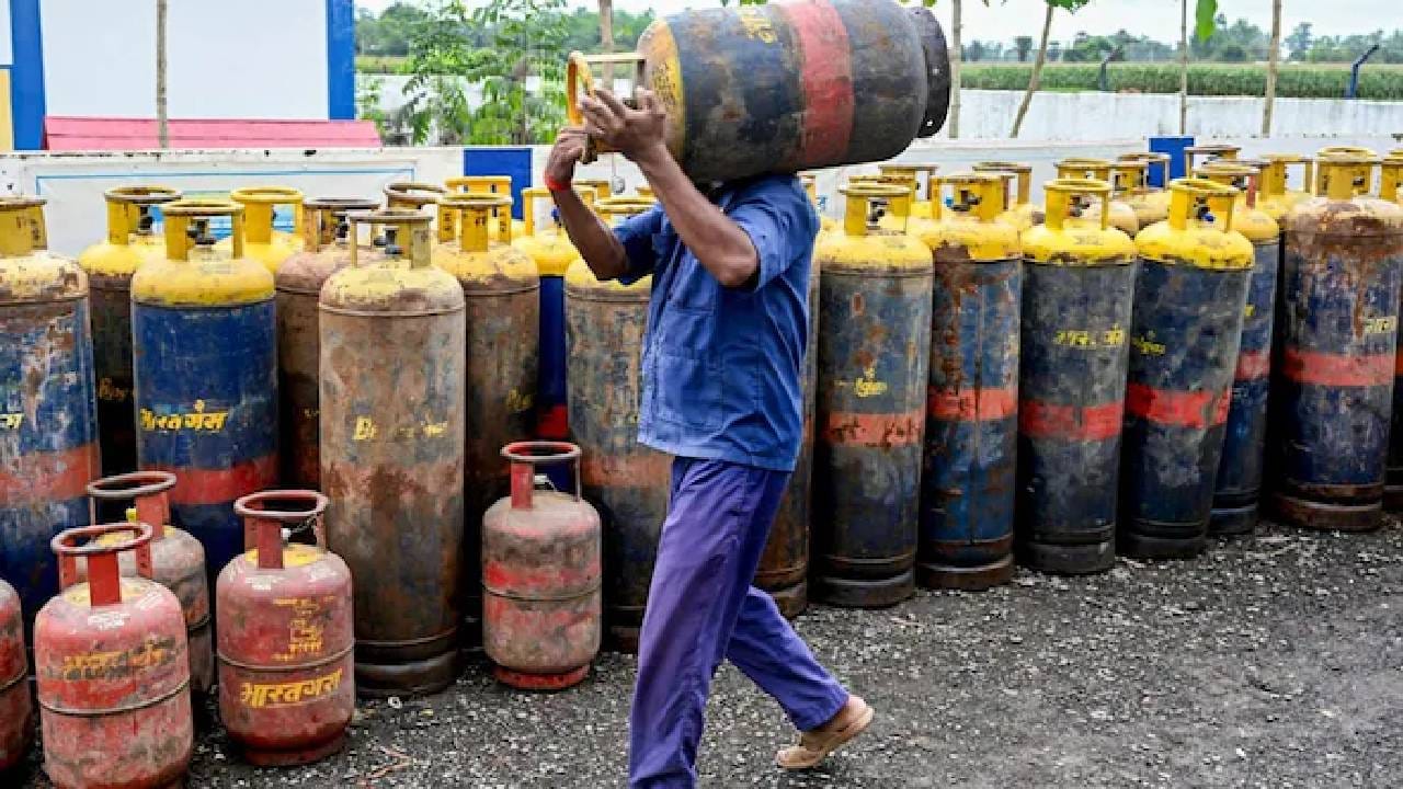 Gas Cylinder | महागाईचा आणखी एक झटका! LPG सिलेंडर पुन्हा महाग, खिशाला कात्री, हॉटेलमधील जेवणही महागणार?