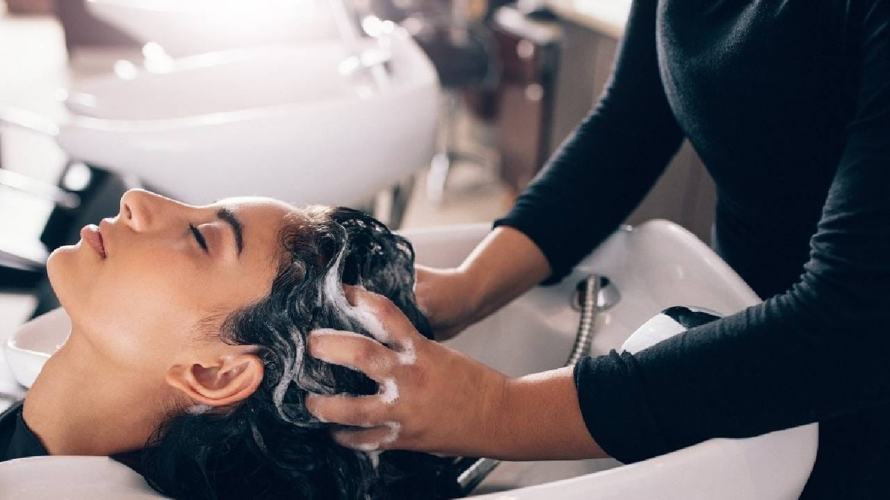 Hair Cutting Price | खिशाला कात्री! केस कटिंग, दाढी आणि फेशिअल झाले महाग; राज्यभर 20% दरवाढ लागू