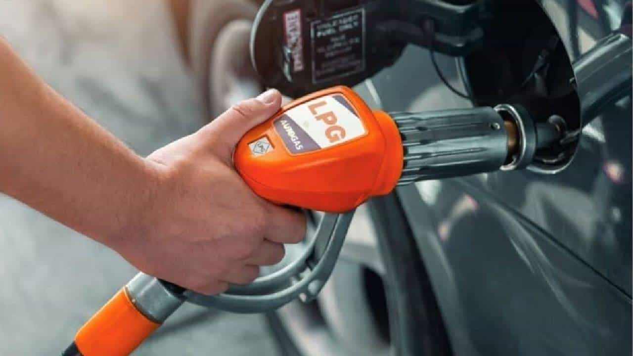 LPG दरात अचानक 5 रुपयांची कपात, पण ऑटोचालकांची नाराजी कायम; नेमकी मागणी काय?
