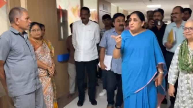 Dcm Sunetra Pawar | मोबाईलमध्ये व्यस्त, कामात हलगर्जीपणा! अचानक रुग्णालयात पोहोचल्या सुनेत्रा पवार; कर्मचाऱ्यांची घेतली खरडपट्टी
