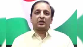 4 सिलेंडरनंतर महिलांनी काय करायचं? उरलेले 8 महिने धूरच घ्यायचा का?-1686821