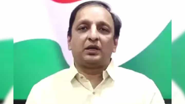 Sachin Sawant | 4 सिलेंडरनंतर महिलांनी काय करायचं? उरलेले 8 महिने धूरच घ्यायचा का?; उज्ज्वला योजनेवरून काँग्रेसचा संताप Sachin Sawant | 4 सिलेंडरनंतर महिलांनी काय करायचं? उरलेले 8 महिने धूरच घ्यायचा का?; उज्ज्वला योजनेवरून काँग्रेसचा संताप