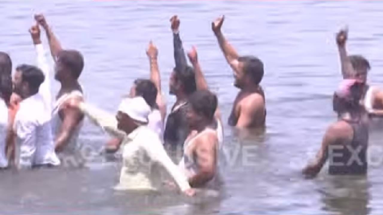 Solapur | 130 कोटींच्या ऊस बिलासाठी शेतकऱ्यांचा संताप अनावर;