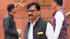 इकडे शरद पवार गटाच्या विलिनीकरणाच्या चर्चा, तिकडे राऊत म्हणाले, पश्चात्ताप झाला असेल तर या… रोख कुणाकडे?