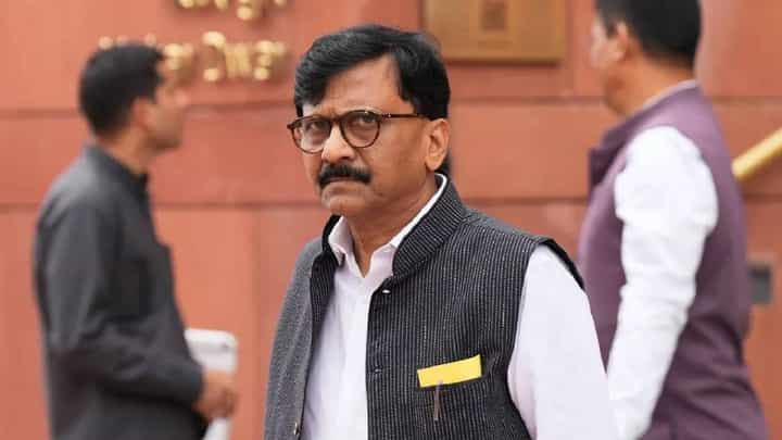 इकडे शरद पवार गटाच्या विलिनीकरणाच्या चर्चा, तिकडे राऊत म्हणाले, पश्चात्ताप झाला असेल तर या... रोख कुणाकडे? इकडे शरद पवार गटाच्या विलिनीकरणाच्या चर्चा, तिकडे राऊत म्हणाले, पश्चात्ताप झाला असेल तर या... रोख कुणाकडे?