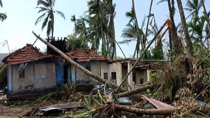 Nashik | क्षणात बदललं चित्र! वादळी वाऱ्याचं थैमान; छते उडाली, झाडे पडली, सिरसे गावात हाहाकार Nashik | क्षणात बदललं चित्र! वादळी वाऱ्याचं थैमान; छते उडाली, झाडे पडली, सिरसे गावात हाहाकार
