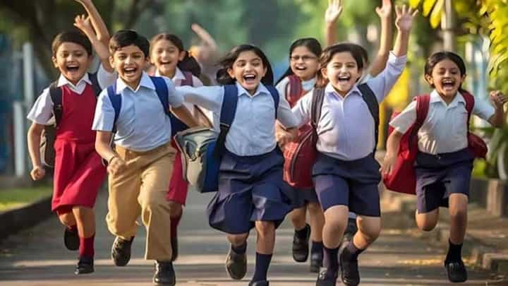 2 महिन्यांनंतर शाळा सुरू! कुठे ढोल-ताशे, कुठे फुलांचा वर्षाव; विद्यार्थ्यांचं जंगी स्वागत 2 महिन्यांनंतर शाळा सुरू! कुठे ढोल-ताशे, कुठे फुलांचा वर्षाव; विद्यार्थ्यांचं जंगी स्वागत