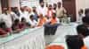 Kalyan | महावितरण अधिकाऱ्यांवर बांगड्या फेकत शिवसेनेचा संताप; स्मार्ट मीटरवरून कल्याणमध्ये हल्लाबोल!